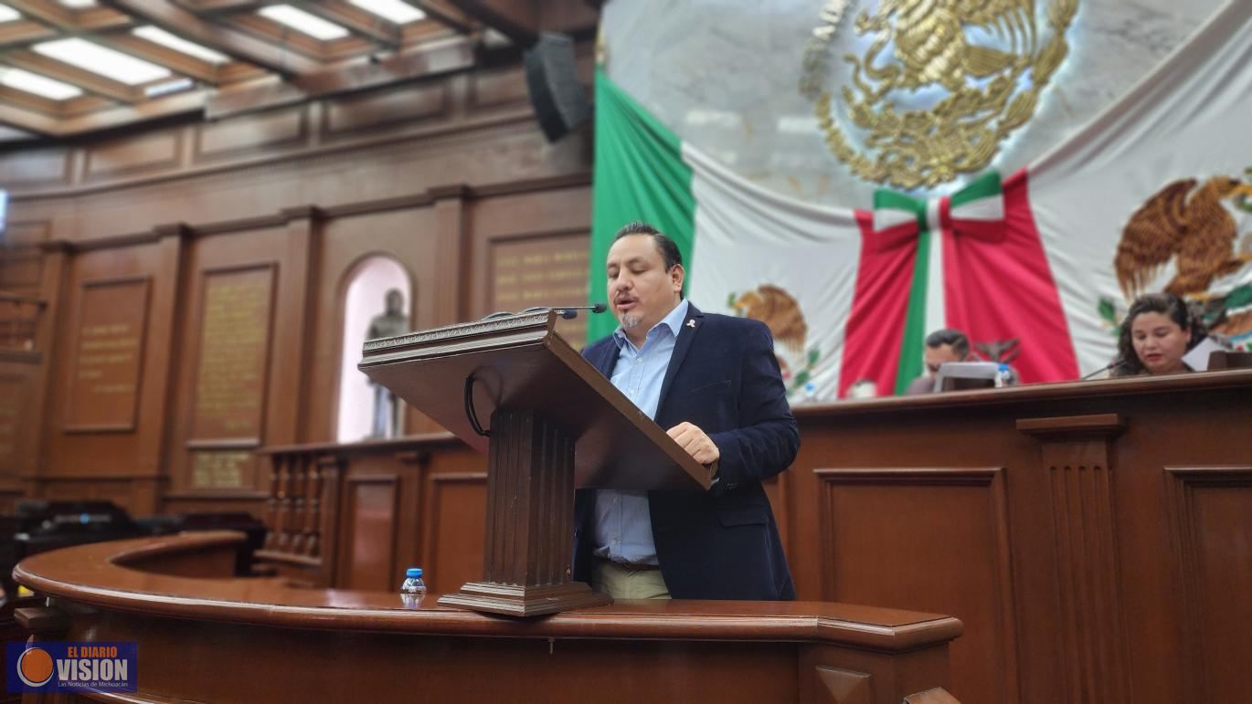Diputado Víctor Manríquez propone instaurar la condecoración al Migrante Michoacano