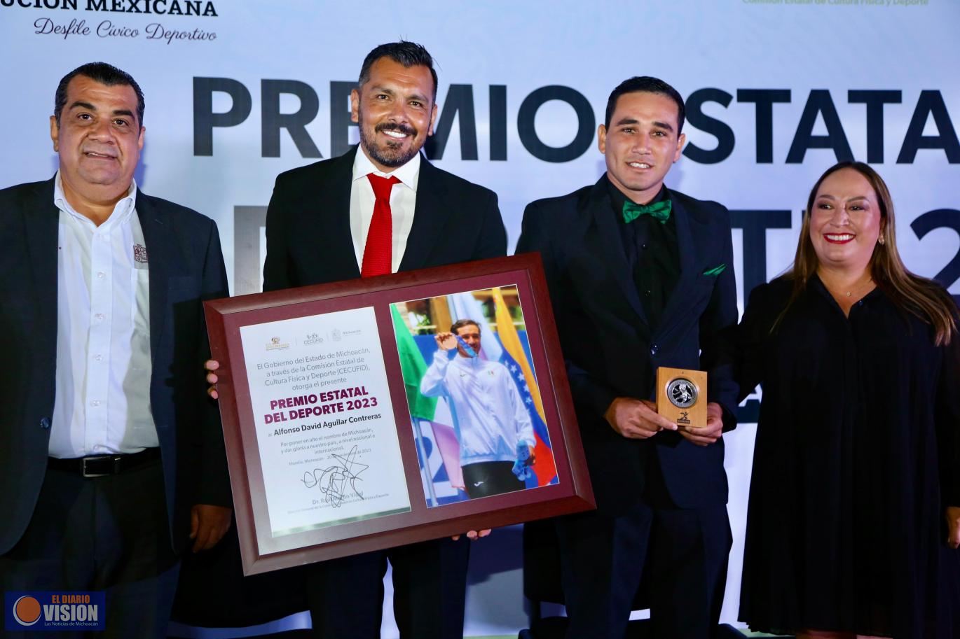 Grisel Tello entrega el Premio Estatal del Deporte a Alfonso Aguilar Contreras
