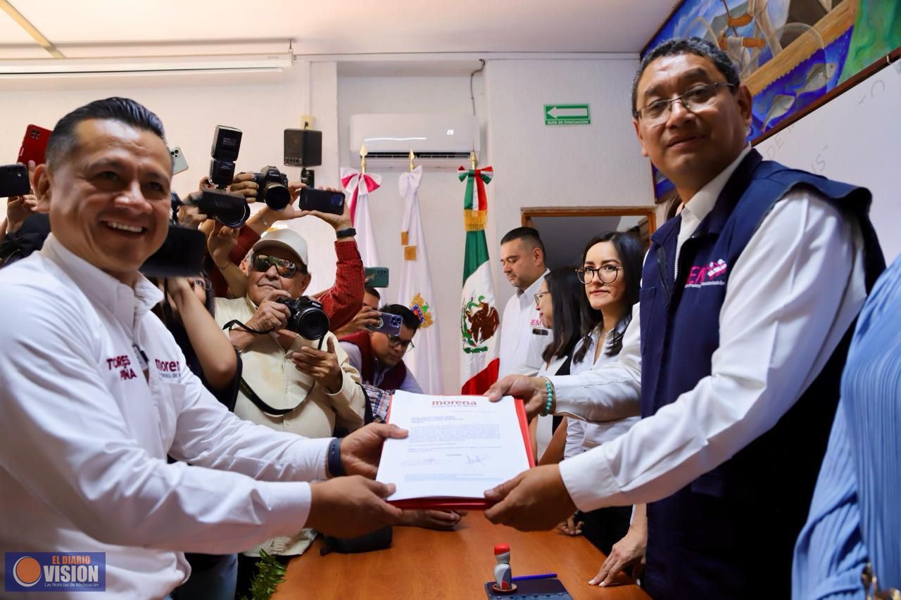 Carlos Torres Piña se registra como candidato de Morena al gobierno de Morelia