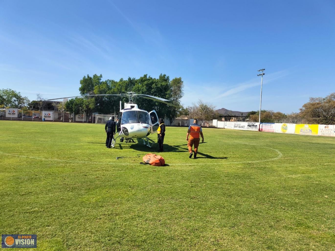 Envían helicóptero con helibalde para combatir incendio forestal en Huetamo