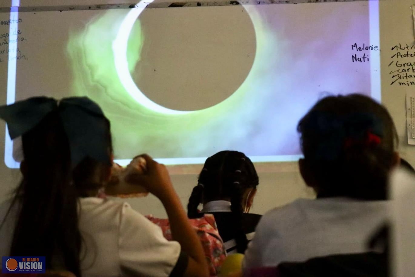 Miles de estudiantes aprenden del eclipse solar en escuelas en Michoacán