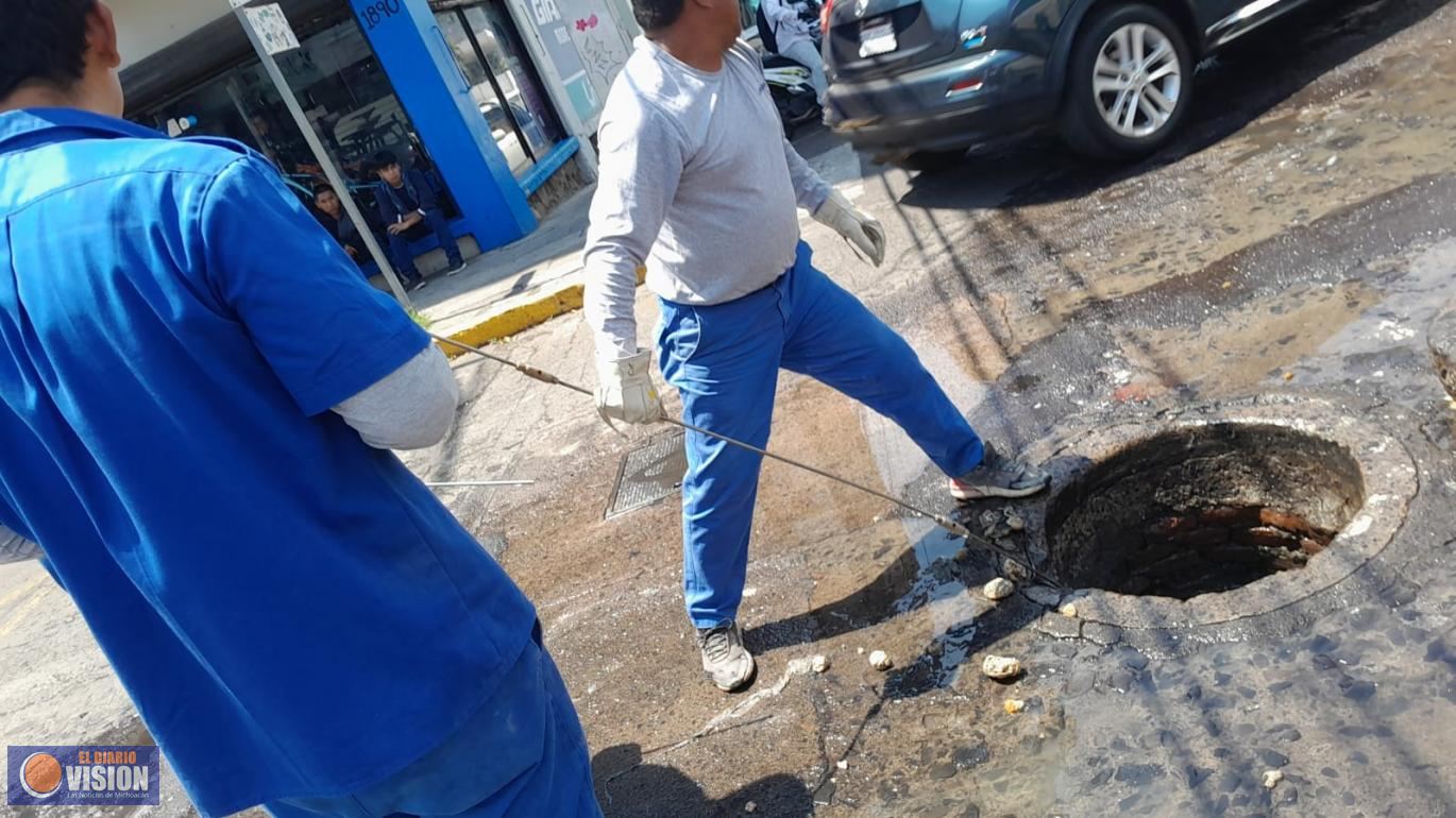 OOAPAS repara fuga en alcantarilla ubicada en la calle Francisco Márquez 
