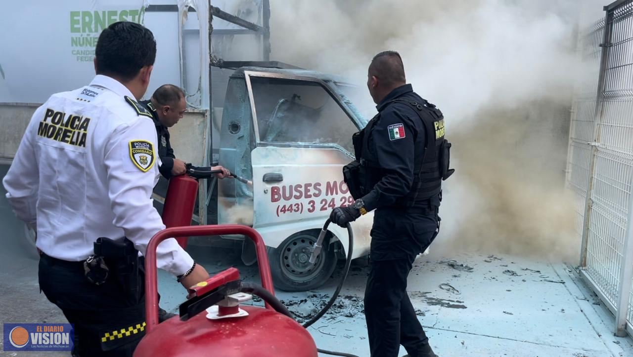 Policía Morelia y PC municipal, atienden incendio en vehículo sobre avenida Ventura Puente 