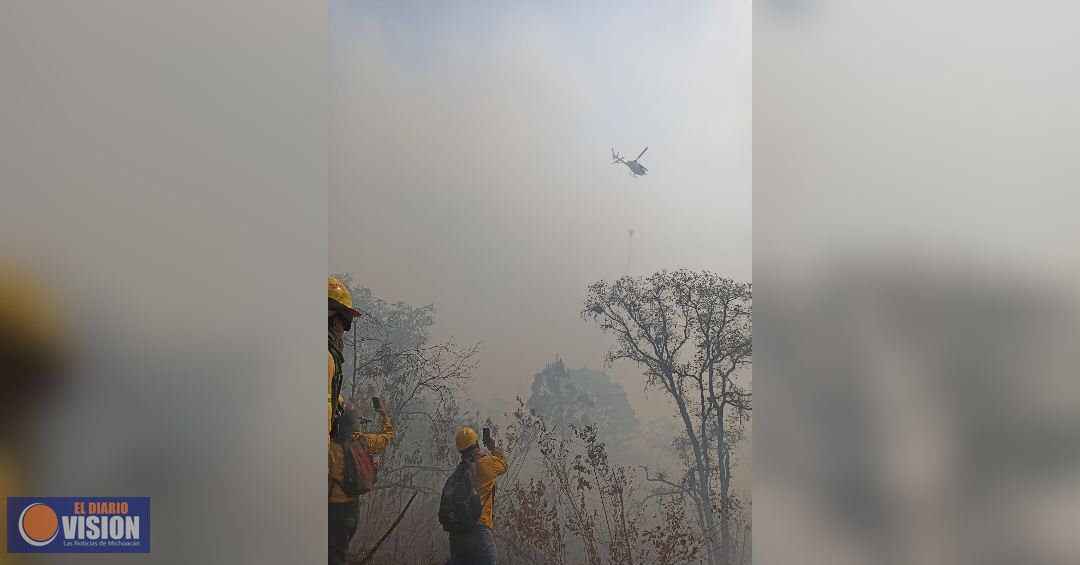 Por aire y tierra logran contener un 80 % el incendio forestal en Uruapan