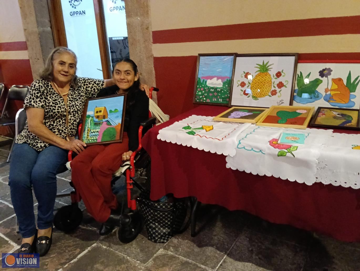 Lupita Bedolla, pintar con la boca, un milagro de color que cabe en un pincel