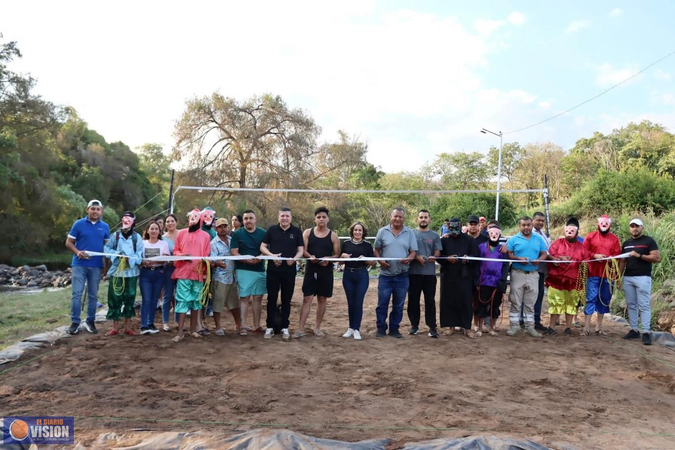 Encabeza Graciela Hernández Arreola inauguración de cancha de voleibol en el Río Turicato 