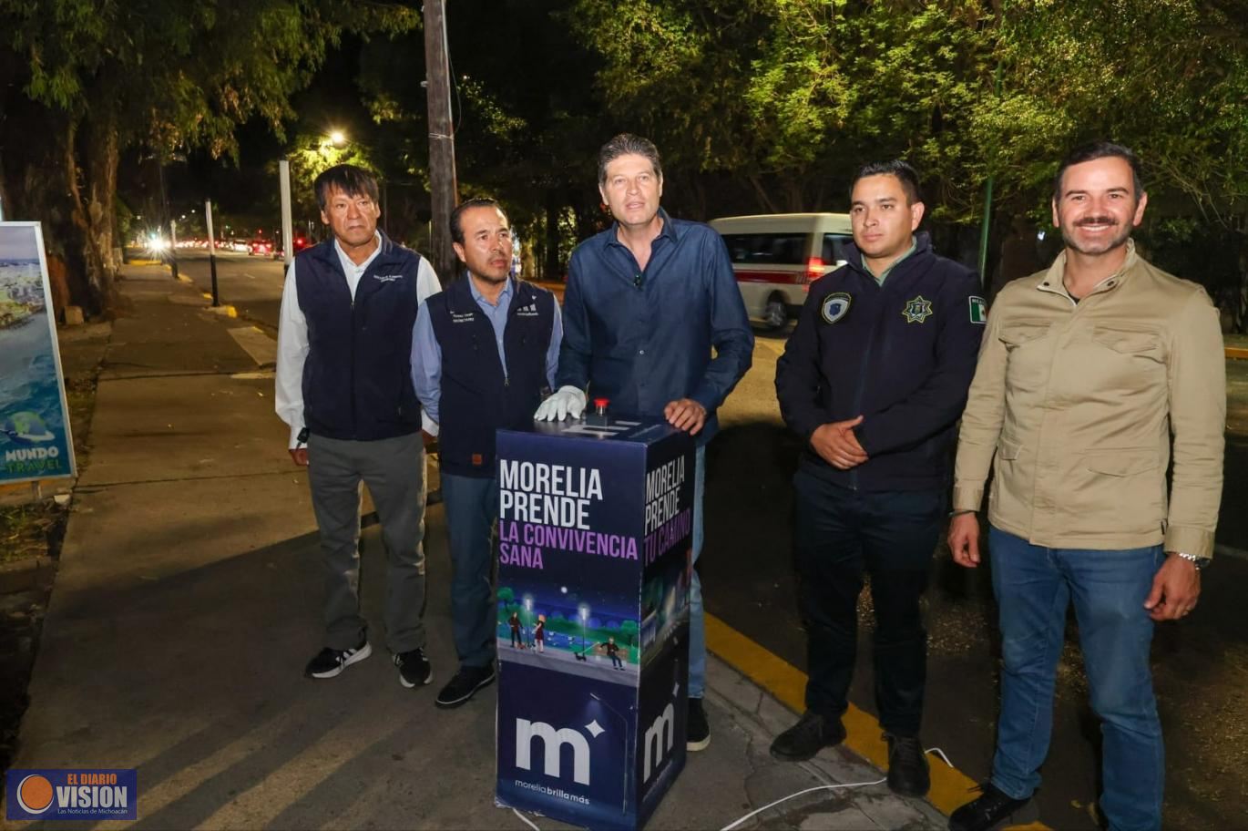 Entrega Alfonso Martínez nueva iluminación en la avenida Ventura Puente