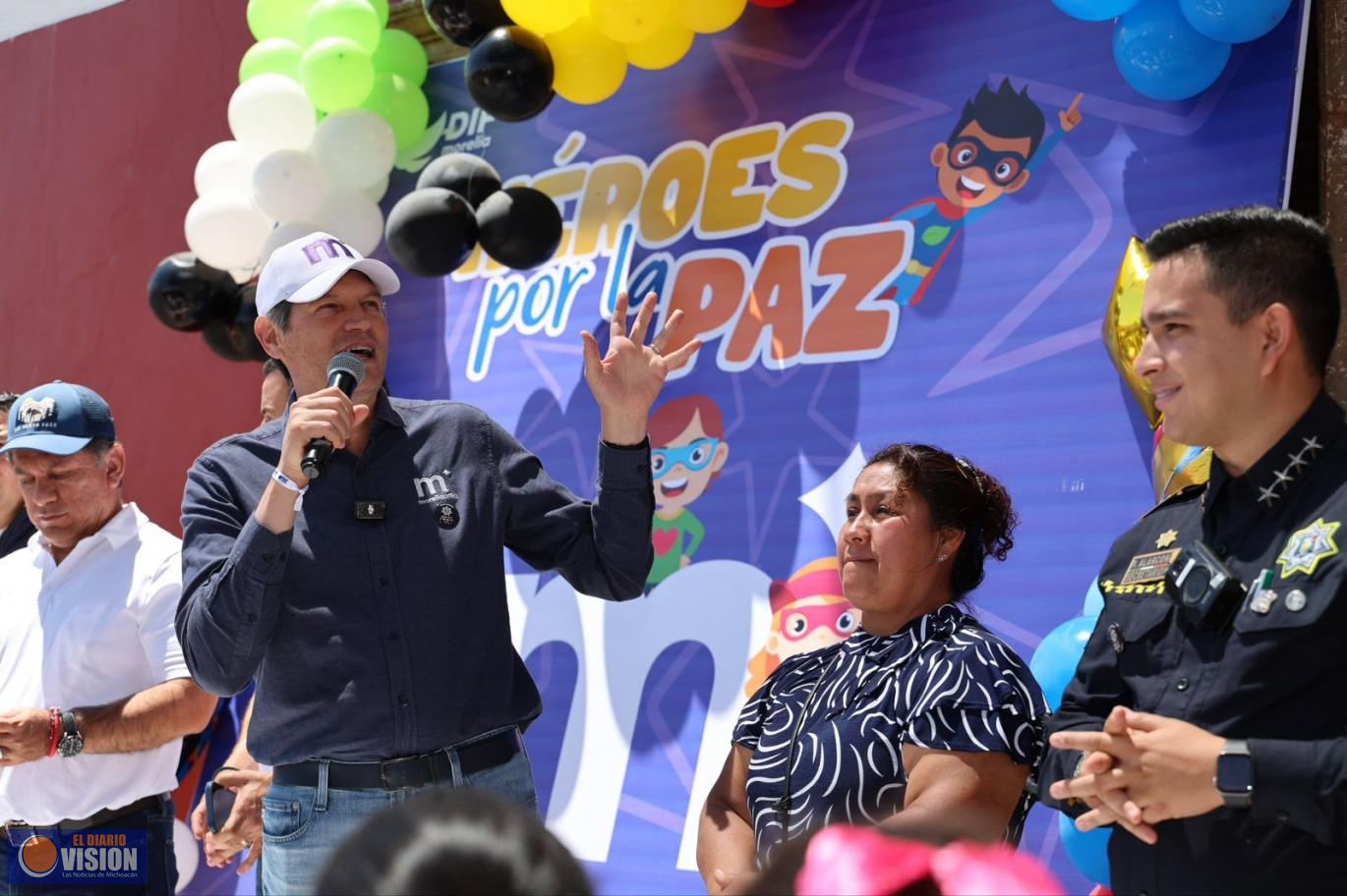 Lleva Alfonso Martínez alegría a niñas y niños de Teremendo con  Festival “Héroes por la Paz