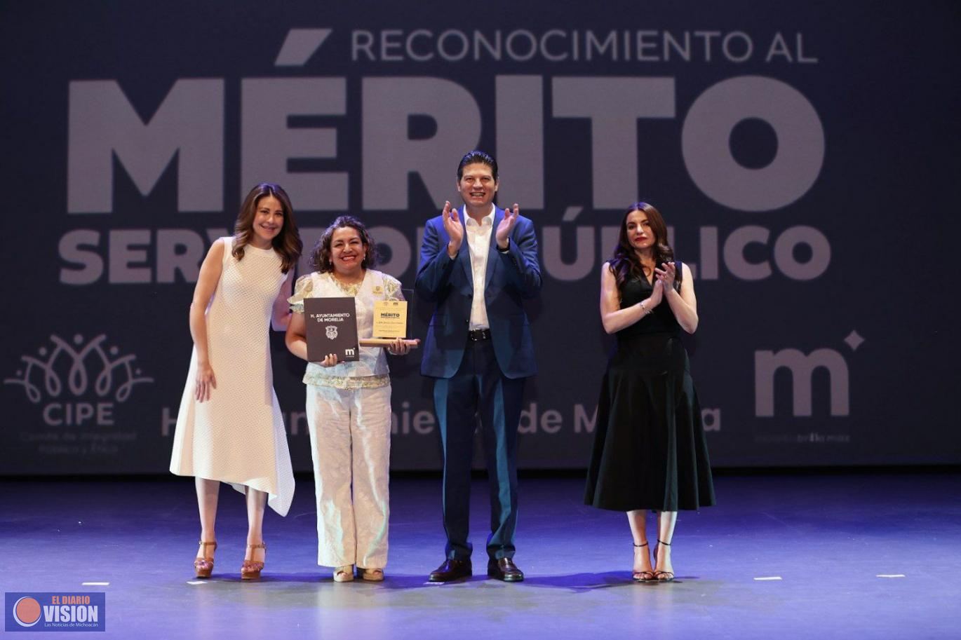 Entrega Alfonso Martínez Alcázar, premio a 10 destacados empleadas y empleados municipales