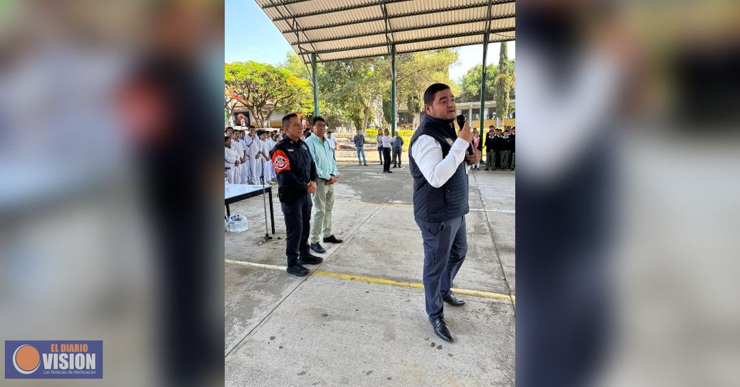 Carlos Torres Piña fortalece prevención con ponencia sobre uso seguro de redes sociales en Uruapan