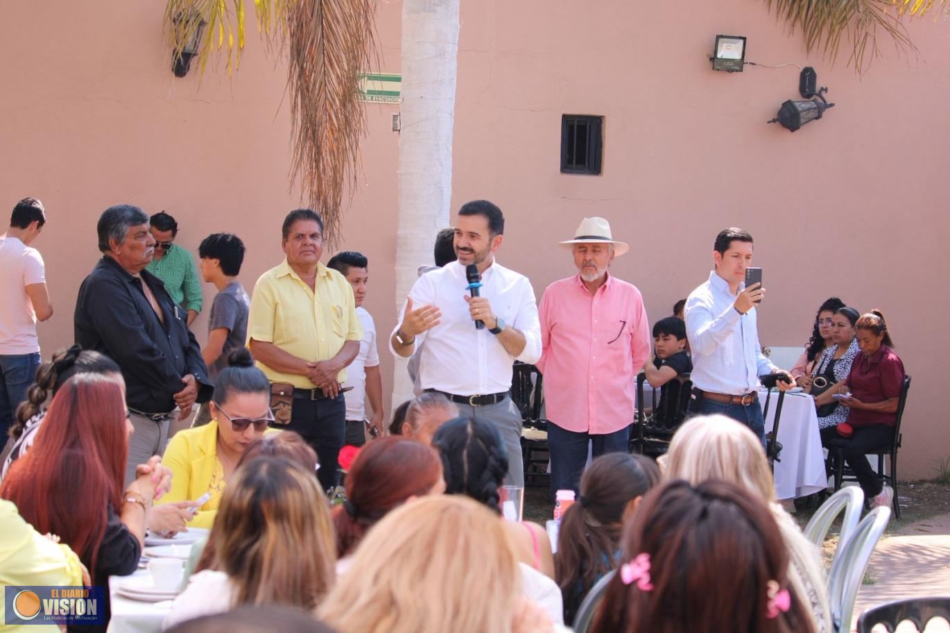 Yankel Benítez y liderazgos sociales festejan a las madres morelianas
