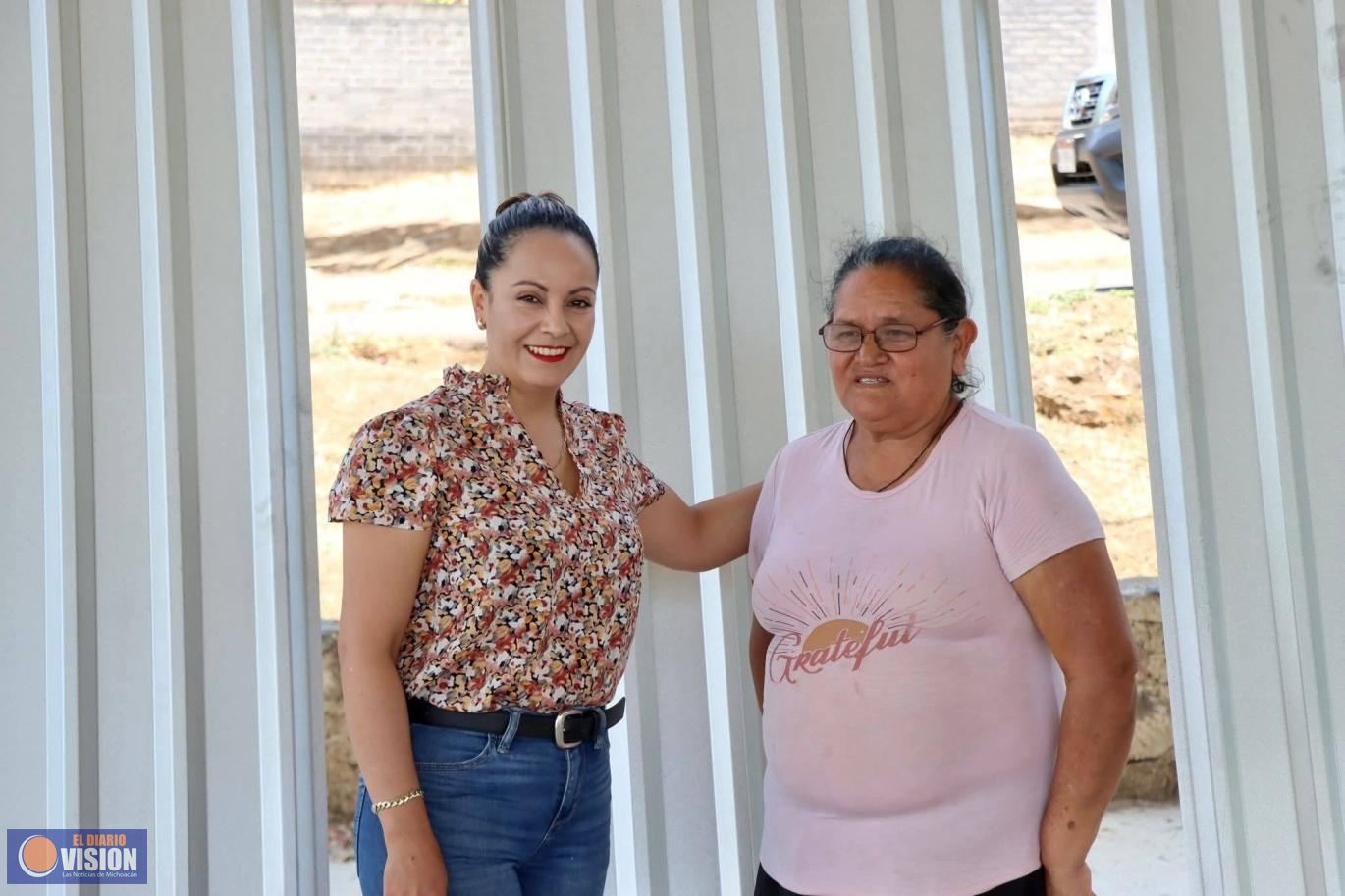 Entrega Graciela Hernández Arreola láminas a familias afectadas por lluvia en la comunidad de Tavera