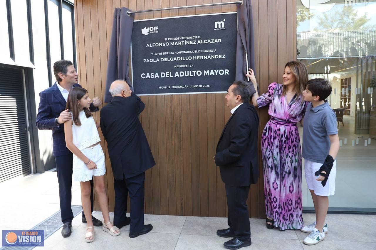 Alfonso Martínez y Paola Delgadillo inauguran la Casa del Adulto Mayor