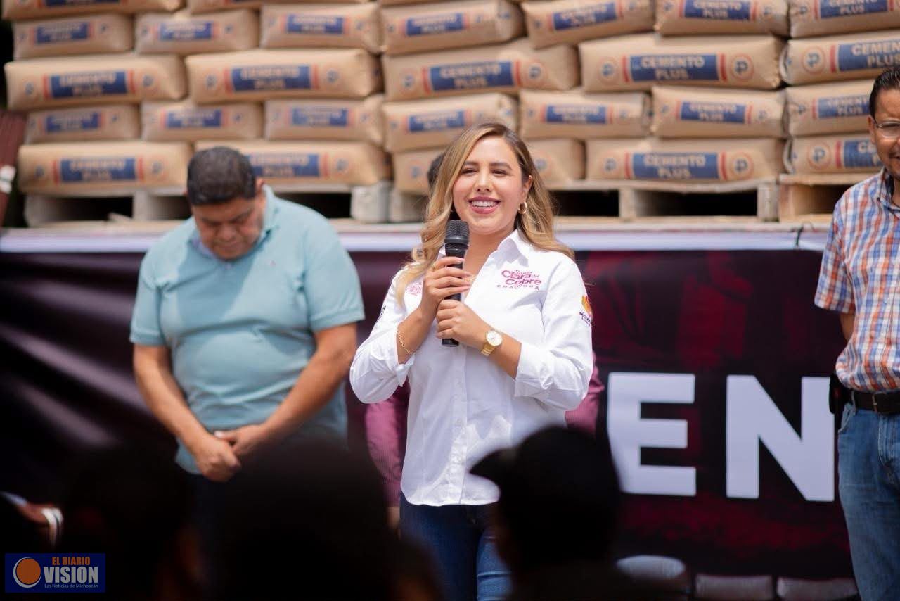 Más de 200 familias de Salvador Escalante reciben apoyo para mejorar sus viviendas: Dayana Pérez