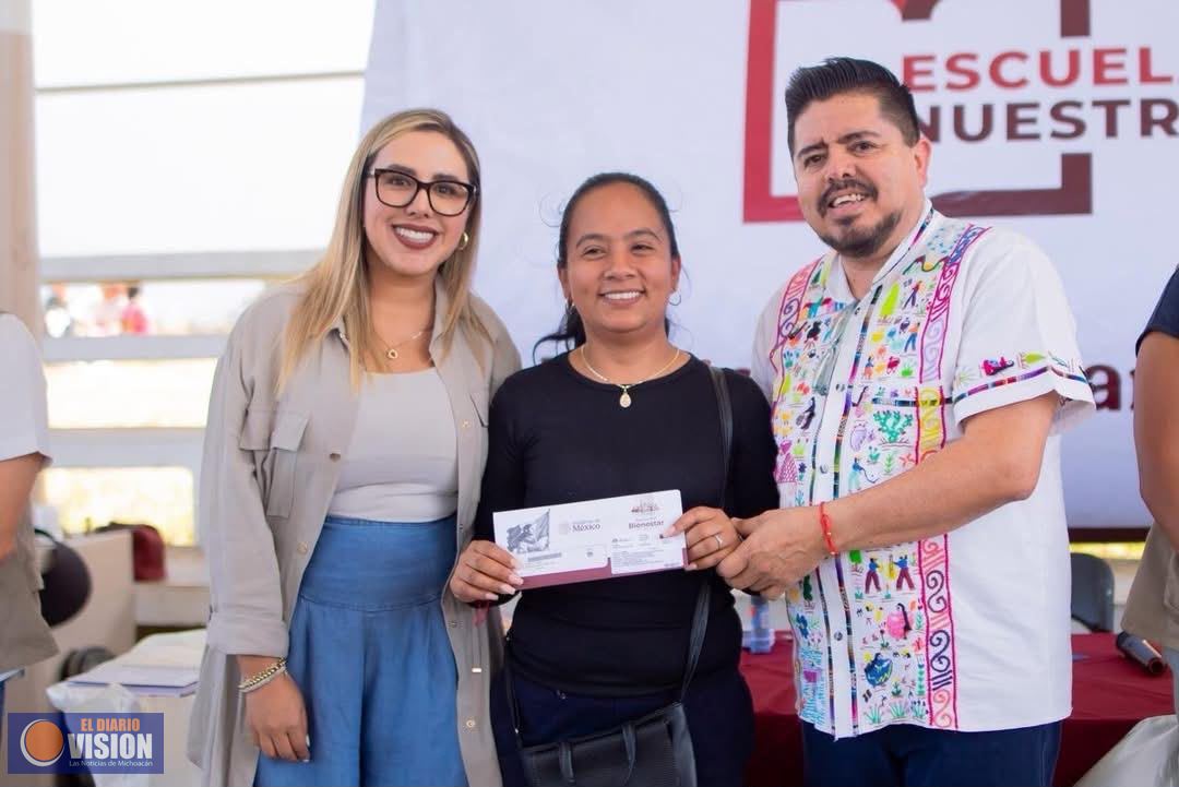 Dayana Pérez acompaña entrega de tarjetas del programa La Escuela es Nuestra en Salvador Escalante