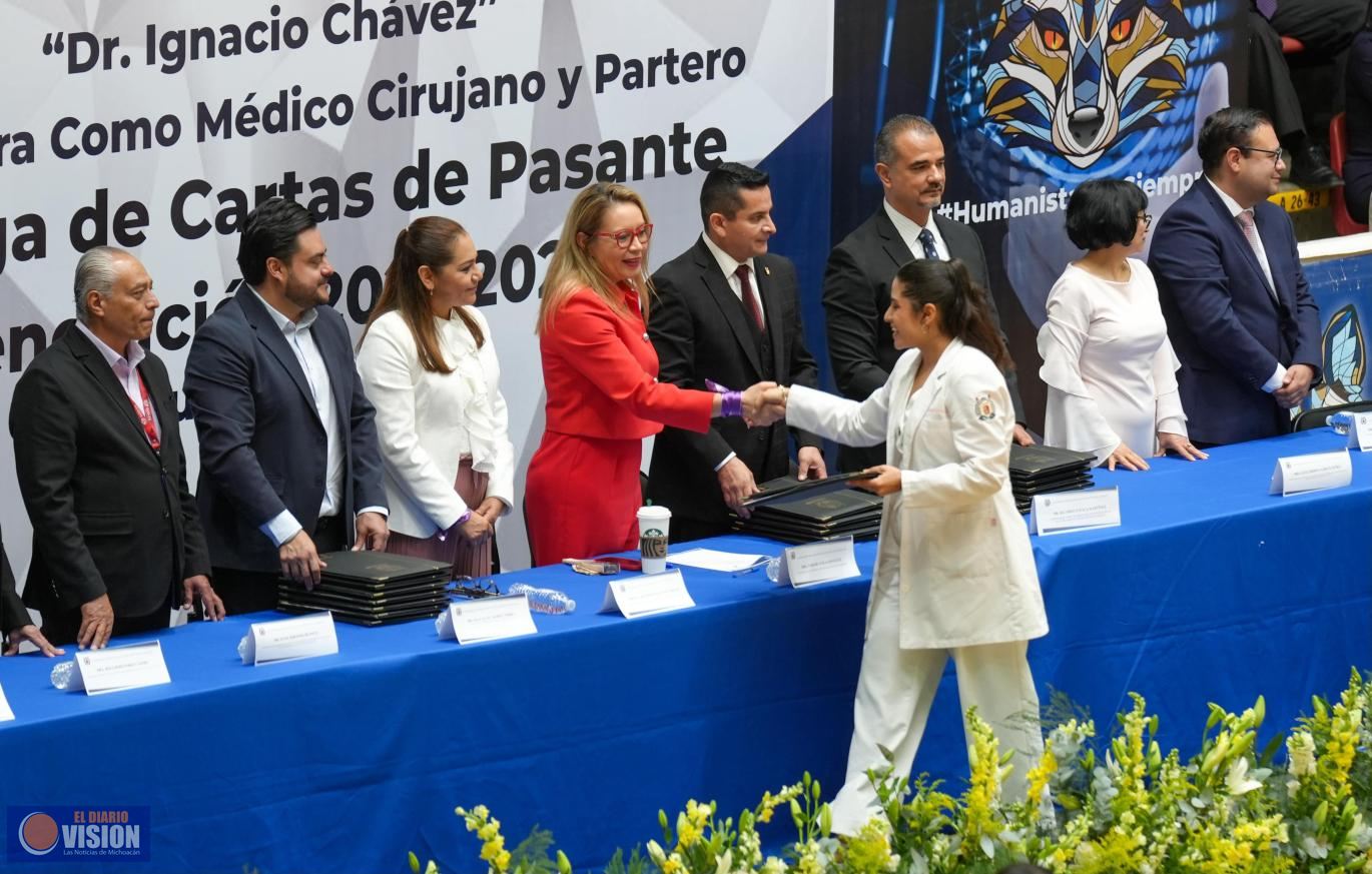 Yarabí Ávila entregó cartas de pasante a egresadas y egresados como Médicos Cirujanos