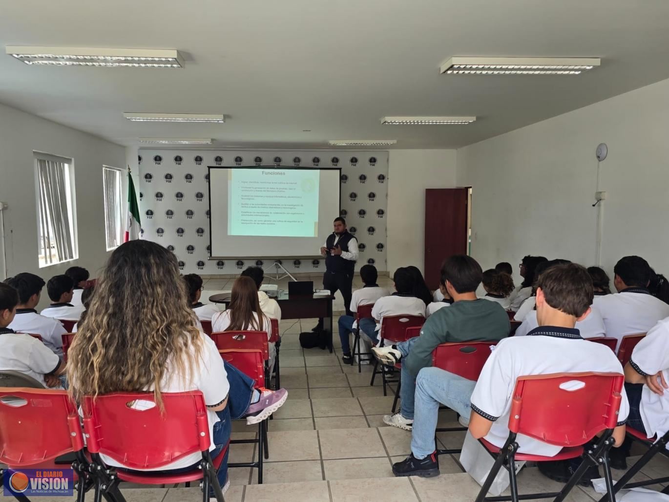 Acerca Carlos Torres Piña herramientas de ciberseguridad a estudiantes de Preparatoria La Salle