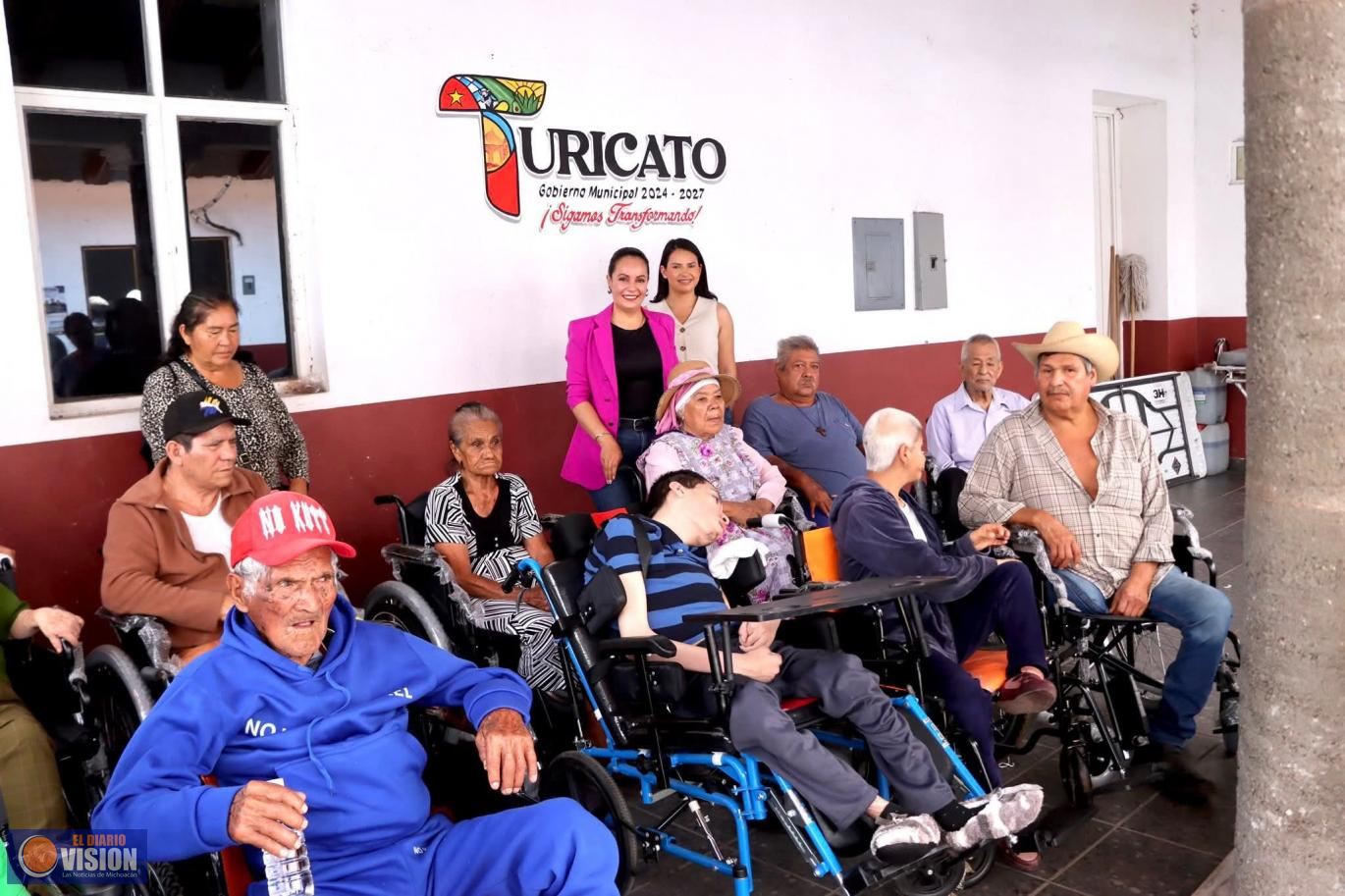 Encabeza Graciela Hernández Arreola entrega de aparatos funcionales en Turicato 
