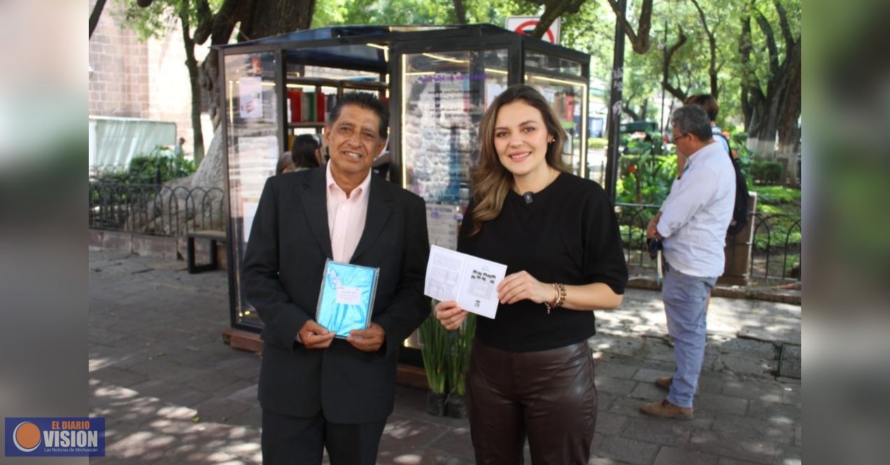 SeCultura Morelia entrega libro a primer lector en completar su Pasaporte Literario 