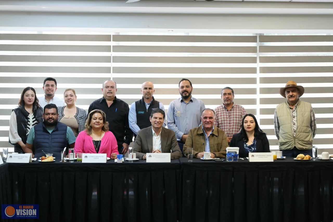Alfonso Martínez refrenda apertura al sector mezcalero