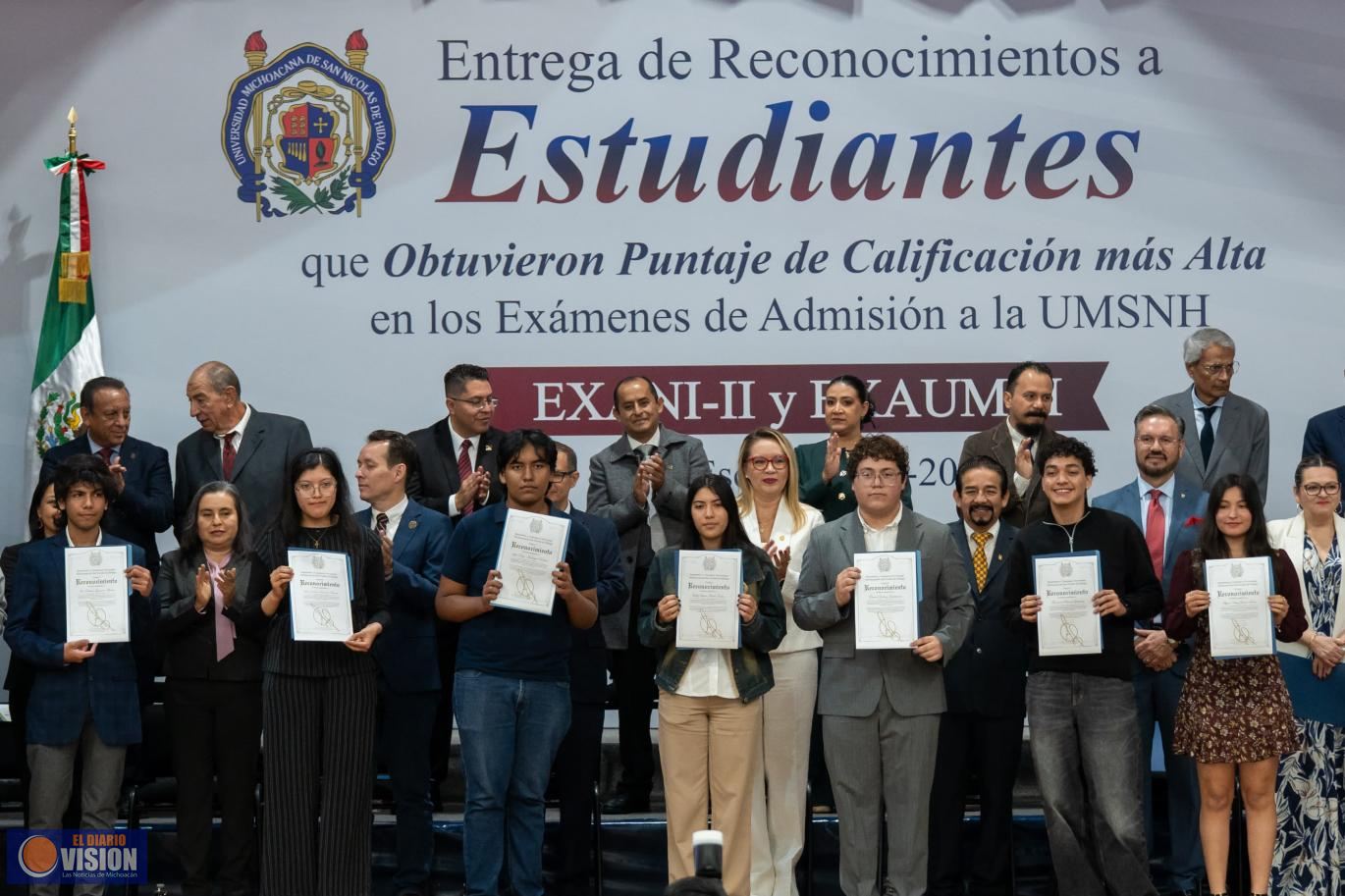 Yarabí Ávila entregó reconocimientos a  estudiantes con calificaciones altas en exámen de admisión 