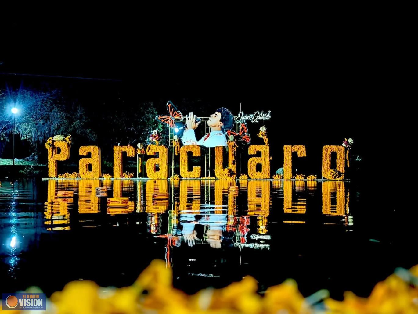 Parácuaro recuerda a Juan Gabriel con un altar en esta Noche de Muertos