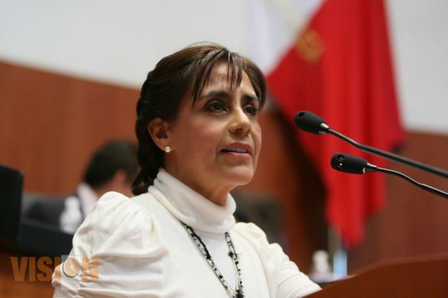 Presentó Cocoa Calderón iniciativa para crear una Ley de los artesanos