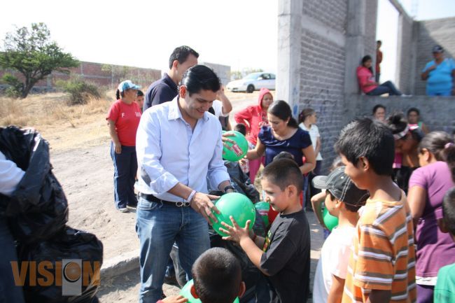 Lleva alegría y arranca sonrisas Ernesto Núñez a niños de Morelia