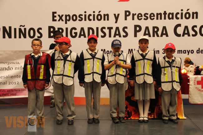 Pequeños brigadistas dan curso de primeros auxilios.