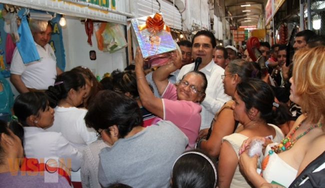 Silvano Aureoles festeja a más de dos mil madres michoacanas