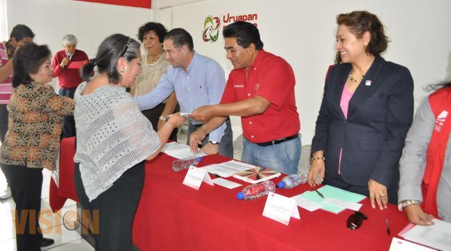 Entregan créditos en apoyo a mujeres emprendedoras de Uruapan