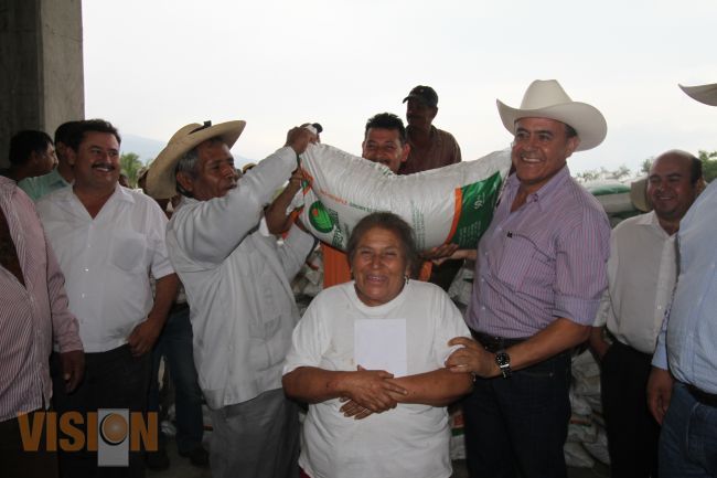 Entrega de fertilizante a productores del distrito de Zitácuaro