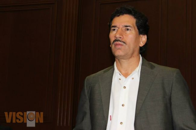 Osbaldo Esquivel distribuye apoyos a pobladores de Aquila y Tepalcatepec.