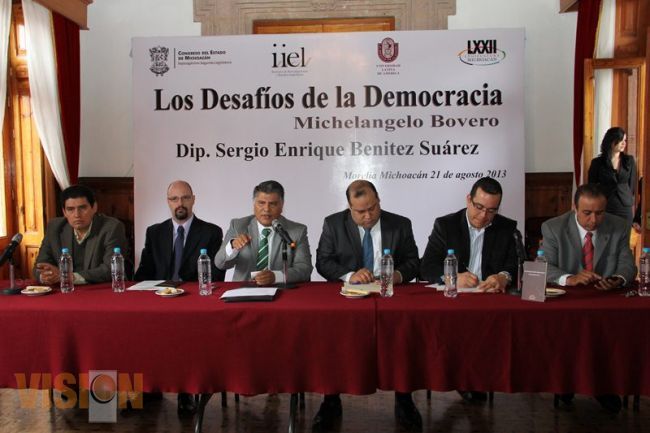 Presentan el Libro “Los Desafíos de la Democracia”.