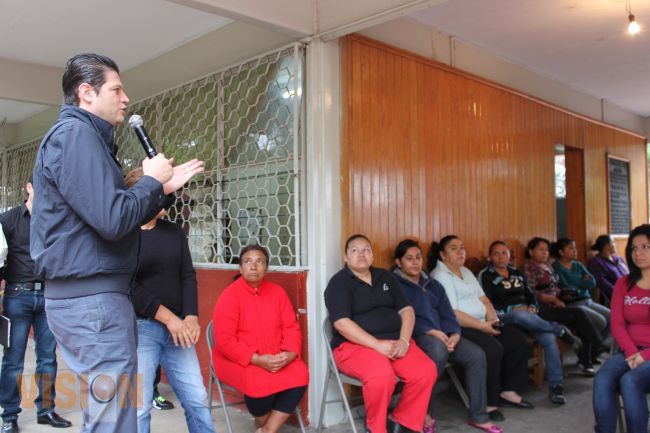 Diputado Alfonso Martínez Alcázar dona material para mantenimiento de escuela primaria en Morelia.