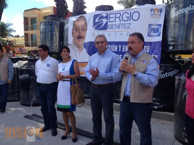Entrega Sergio Benítez material de construcción para mejorar viviendas en Uruapan