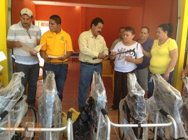 Salda Leonardo Guzmán compromisos de Osbaldo Esquivel, entrega apoyos a la población de su distrito