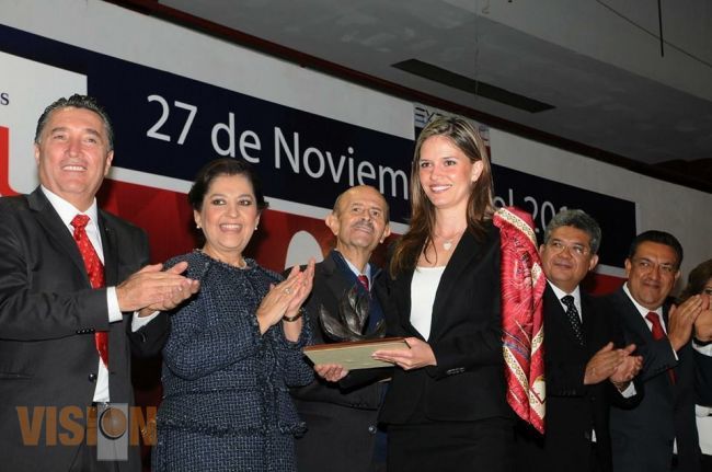 Entregaron reconocimiento a la Diputada Daniela de los Santos por su espíritu humanista