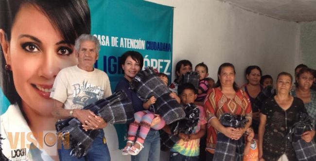 Diputada Ligia López entrega apoyos a personas de escasos recursos en La Piedad