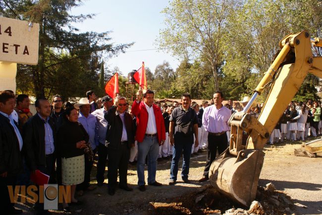 Olivio López asiste al arranque de pavimentación en Atapaneo