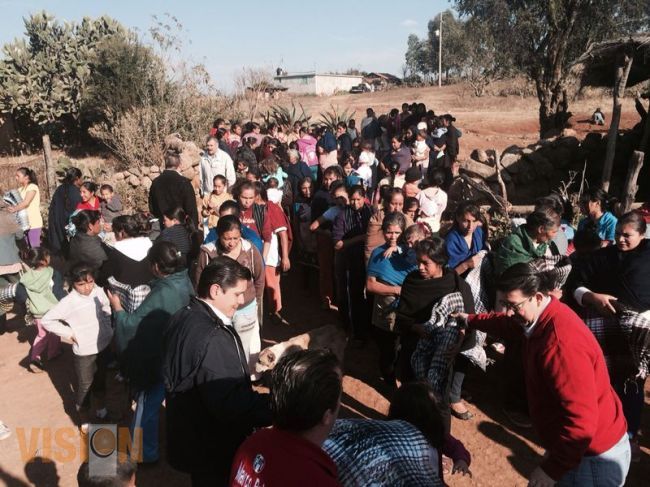 Obsequian legisladores más de mil cobijas a zona rural de Morelia