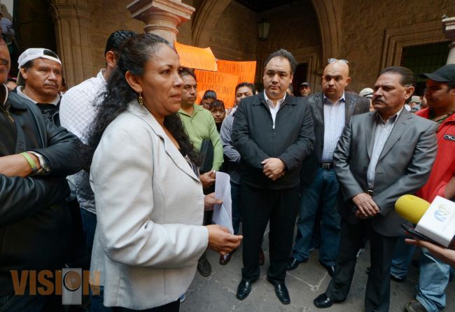 Atienden a comerciantes que se manifestaron en Palacio municipal