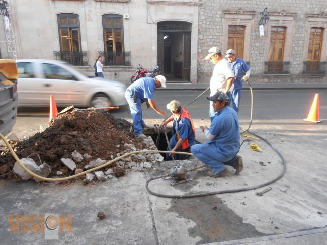 Reparación de fuga de agua sobre Avenida Madero Oriente.