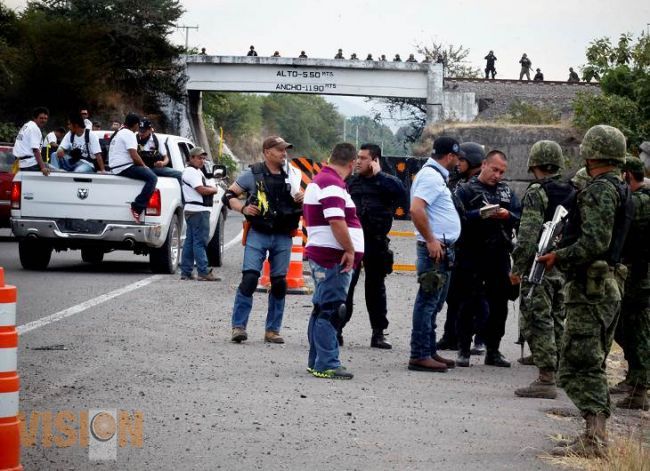 Sigue el desarme de autodefensas, fuerzas federales incursionan en Arteaga: A.Castillo