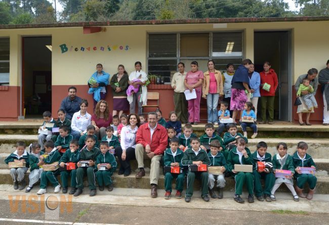 Dotan de zapatos y desayunos escolares a alumnos de comunidades rurales de Morelia.