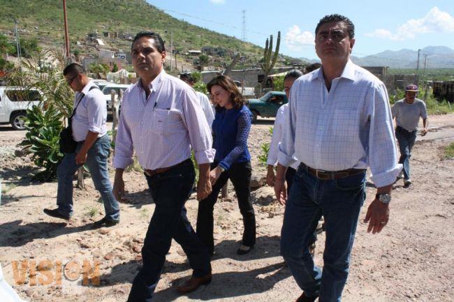 El diputado federal Silvano Aureoles ayuda a damnificados en Baja California