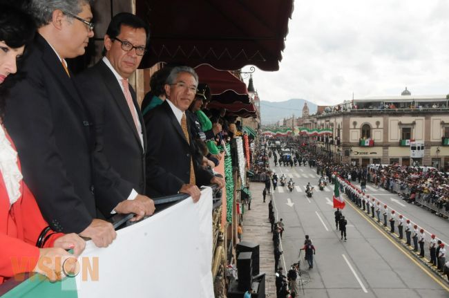 El Gobernador y más de 40 mil michoacanos disfrutaron del desfile en honor al Generalisimo Morelos.