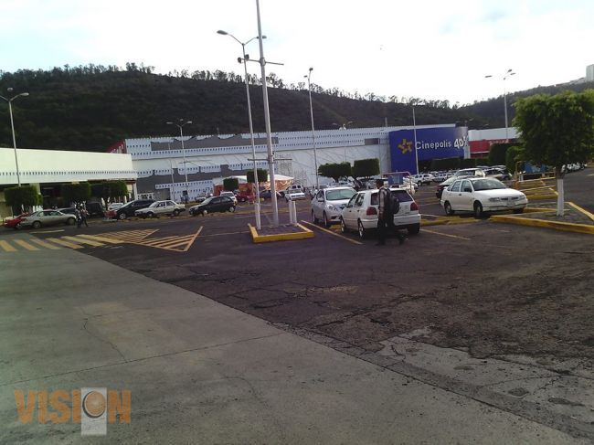 Normalistas toman por asalto corazón financiero de Morelia