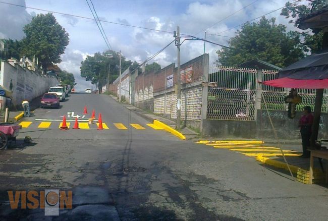 Balizan e instalan señalamientos en el centro y barrio de San Juan Evangelista