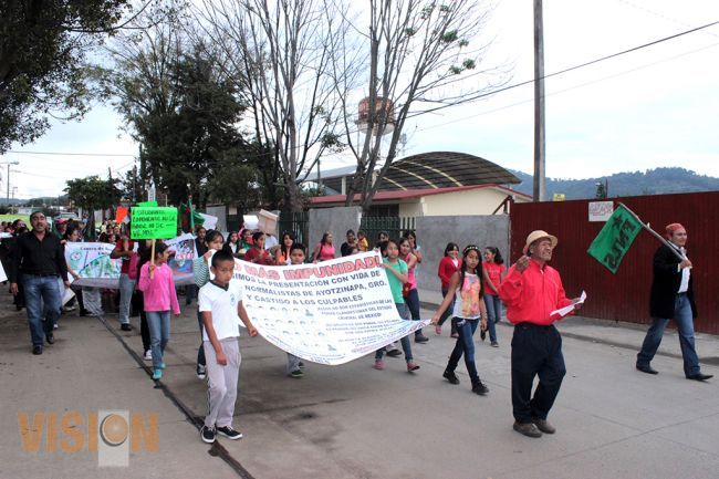 Protestan vecinos de la zona oriente por los estudiantes desaparecidos en Guerrero